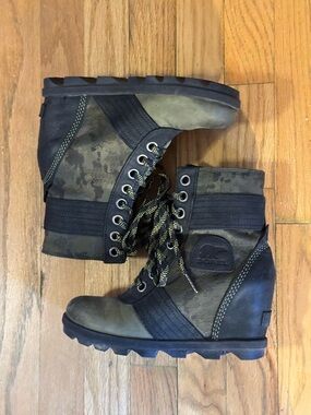 Sorel Women's Waterproof Lexie Wedge Boot In Hiker Green Camo Size 6 NL3043-371